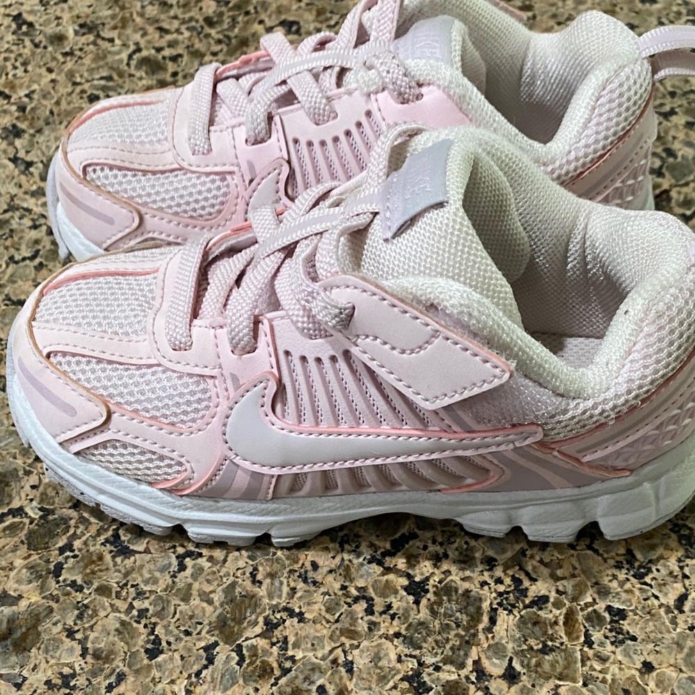 Nike Kids Light Pink Sneakers - Picture 4 of 4